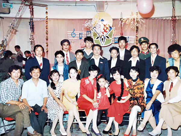 八十年代末期，杨平老师和歌手大赛参赛选手们在一起.jpg