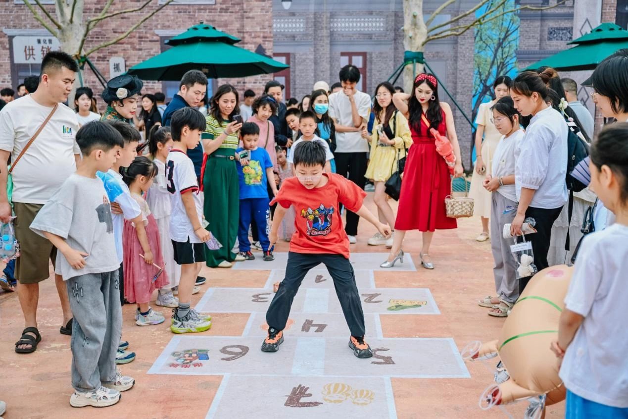 1748916405142540.jpg 郑州建业电影小镇推出“回到小时候”主题活动.jpg