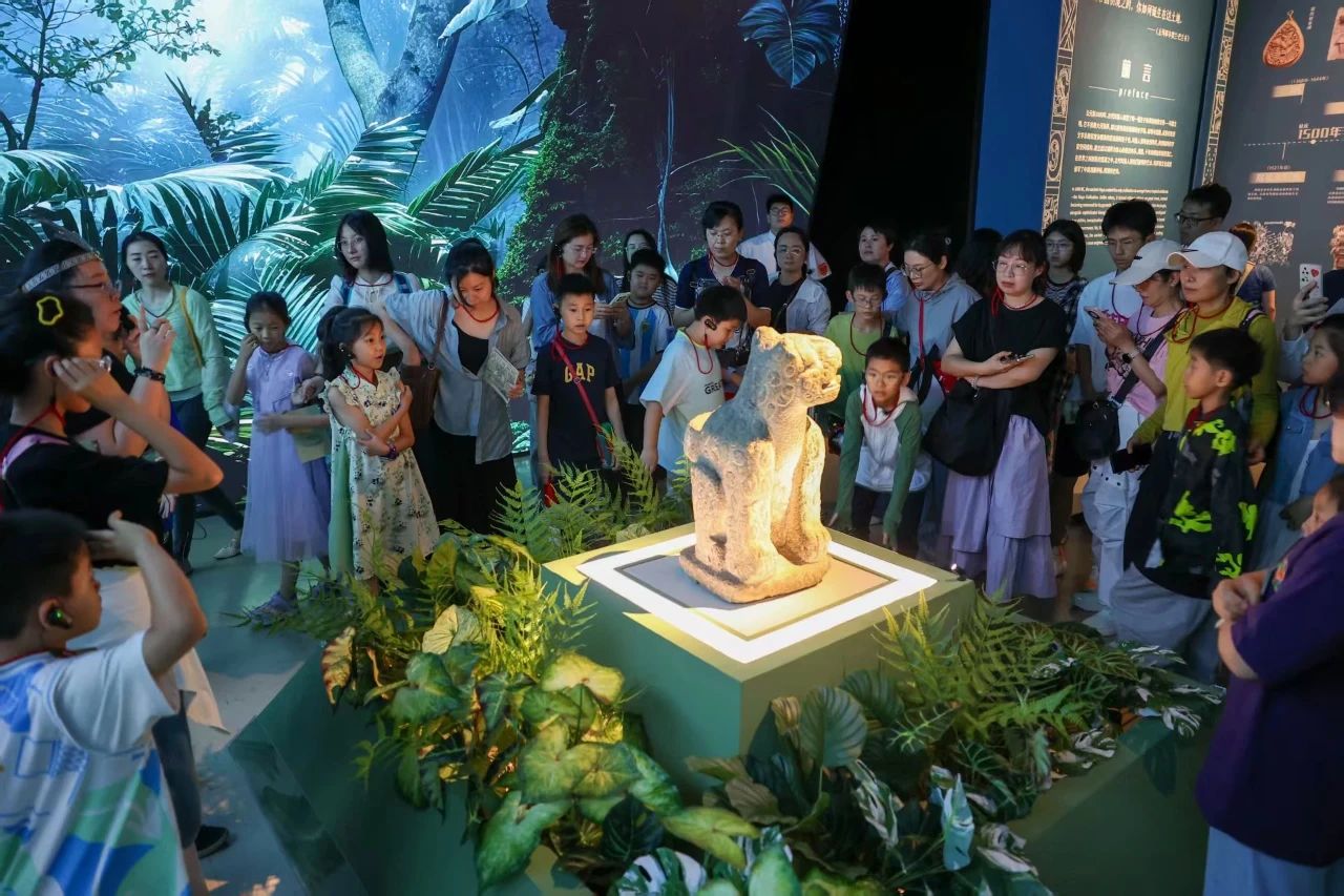 1748916422131863.jpg 游客在河南博物院参观“墨西哥玛雅文明大展”.jpg