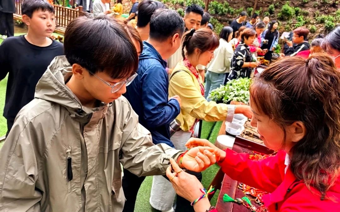 1748916445989122.jpg 洛阳王府竹海景区邀请游客体验非遗.jpg