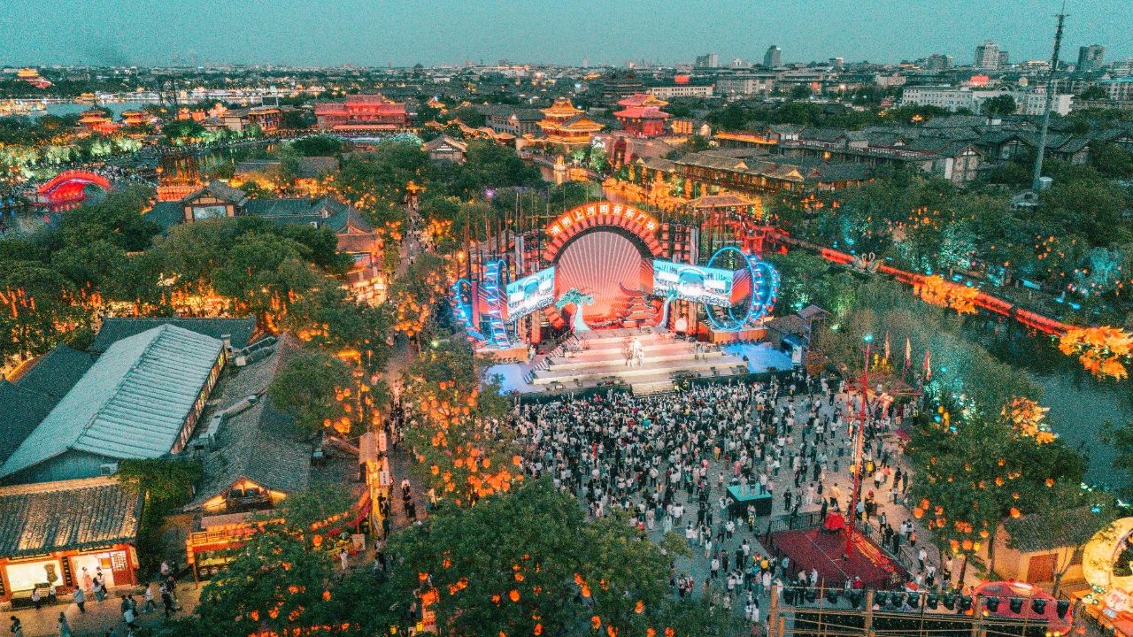 1748916559454002.jpg 清明上河园主题演艺吸引众多游客观看.jpg